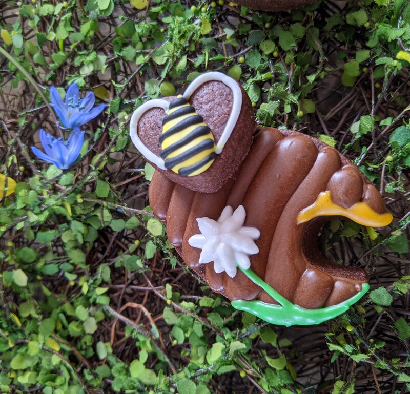 Honey bee and hive cookie. Original design by Mindy Paper Cookies